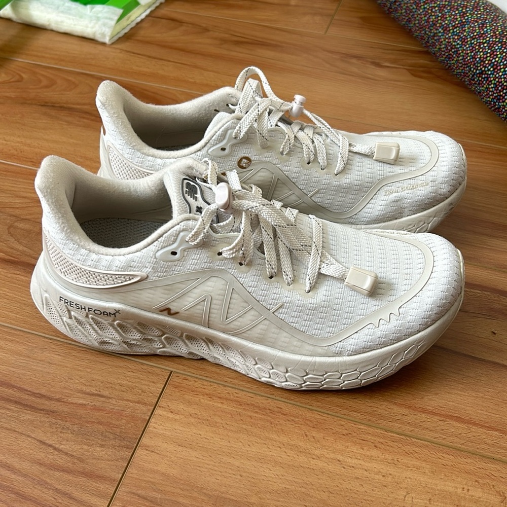 New Balance White Sneakers with Streamlined Design and Cushioned Midsole